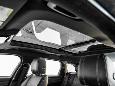 Used 2019 Land Rover Range Rover Velar R-Dynamic SE image 30