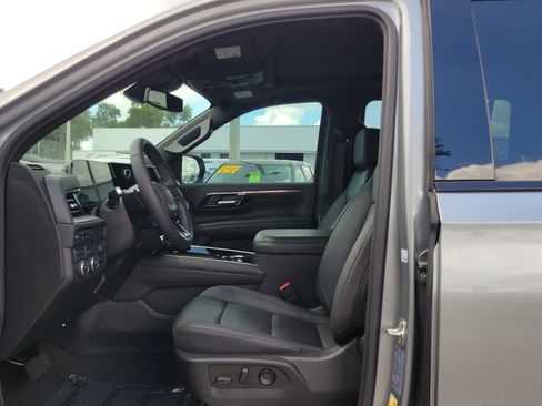 Used 2025 Chevrolet Suburban Z71 w/ Comfort Package AWD/4WD image 21