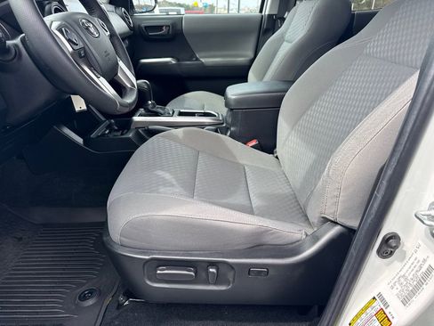 Used 2022 Toyota Tacoma SR5 w/ Technology Package image 10