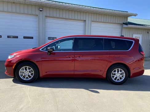 Used 2025 Chrysler Pacifica Select image 4