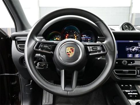 Certified 2022 Porsche Macan image 8