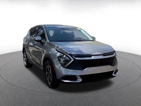 Used 2025 Kia Sportage LX image 3