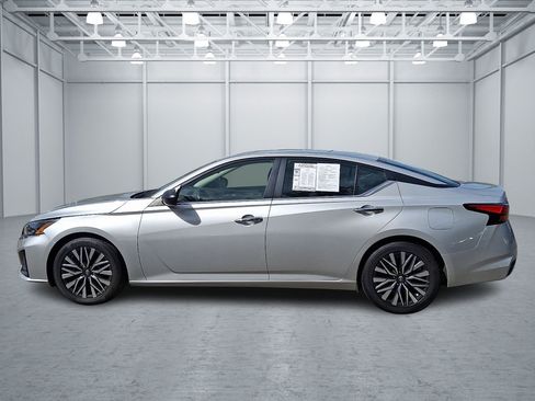 Used 2024 Nissan Altima 2.5 SV FWD image 2