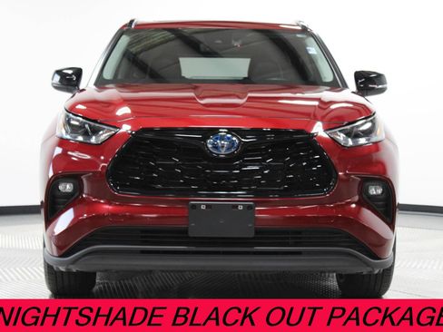 Used 2024 Toyota Highlander XLE image 2