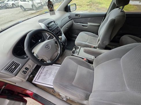 Used 2006 Toyota Sienna LE w/ LE Pkg 2 FWD image 3
