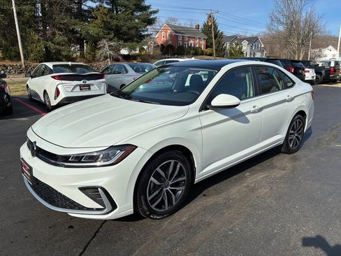 Used 2025 Volkswagen Jetta SE w/ Sunroof Package image 2