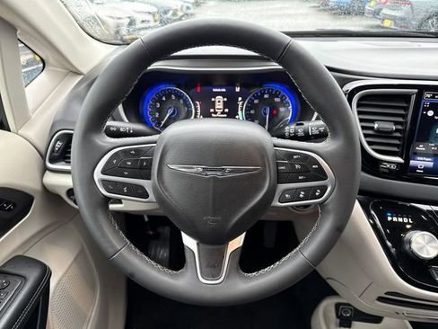 Used 2024 Chrysler Pacifica Touring-L image 32