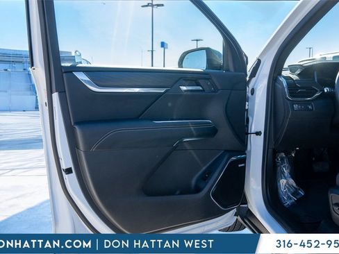 Used 2025 GMC Acadia Elevation image 17