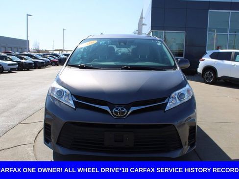 Used 2018 Toyota Sienna LE image 2