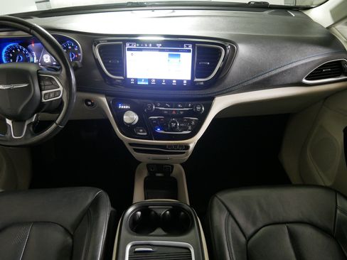 Used 2021 Chrysler Pacifica Touring-L FWD image 10