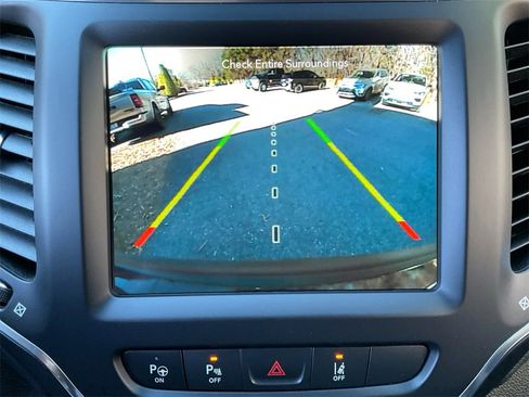 Certified 2023 Jeep Cherokee Altitude Lux image 21
