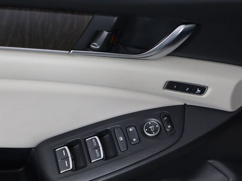 Used 2018 Honda Accord Touring image 17