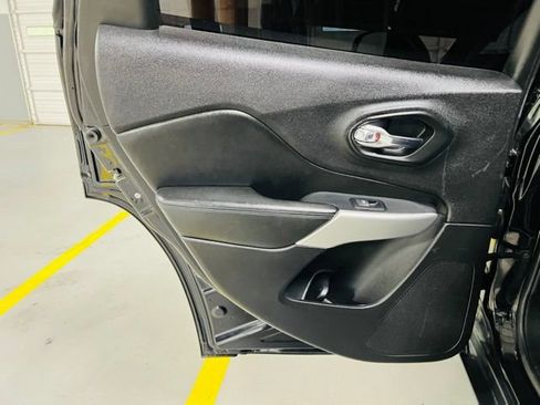 Used 2019 Jeep Cherokee Latitude AWD/4WD image 25