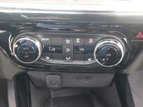 Used 2025 Chevrolet Trax RS w/ Sunroof Package FWD image 19