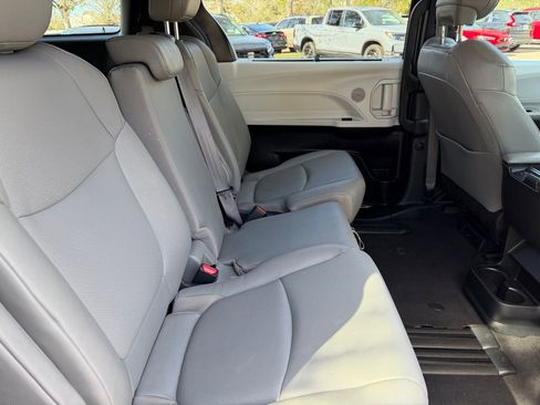 Used 2025 Toyota Sienna XLE image 6