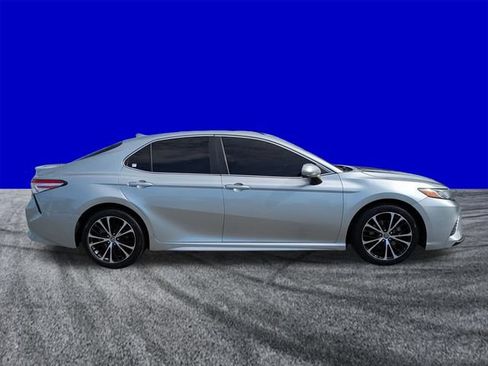 Used 2020 Toyota Camry SE FWD image 3