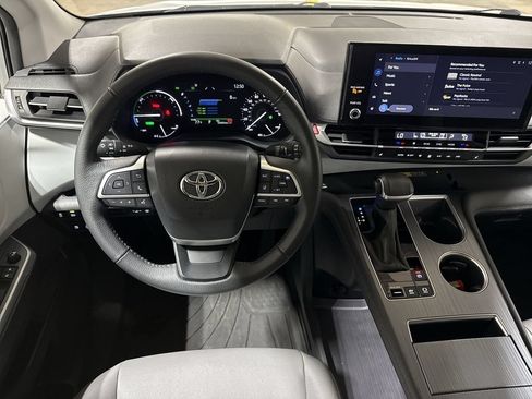 Used 2025 Toyota Sienna XLE AWD/4WD image 11