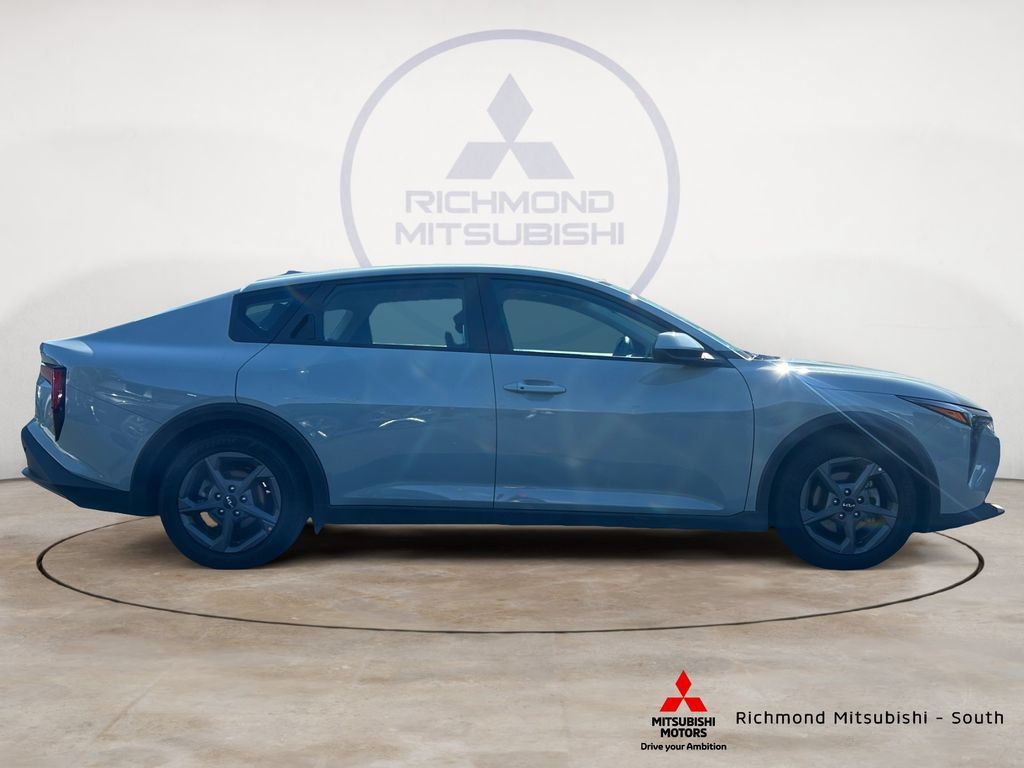 Used 2025 Kia K4 FWD image 2