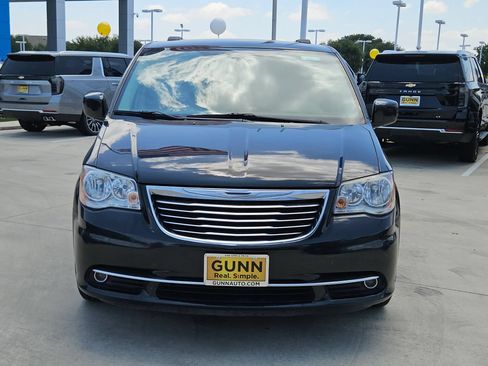 Used 2016 Chrysler Town & Country Touring FWD image 8