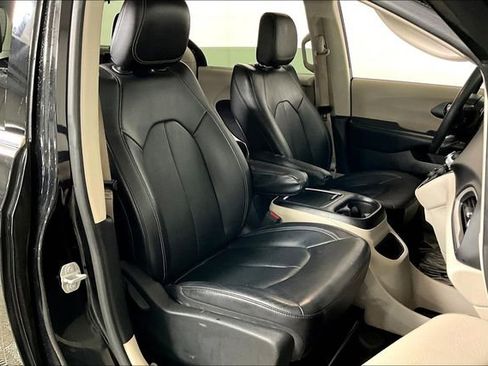 Used 2022 Chrysler Pacifica Touring-L image 7