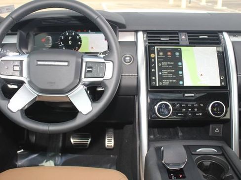 Used 2025 Land Rover Discovery Dynamic SE image 4