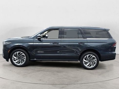 Used 2025 Lincoln Navigator Reserve AWD/4WD image 6