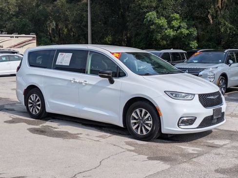 Used 2024 Chrysler Pacifica Limited FWD image 2