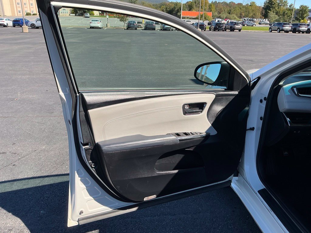 Used 2013 Toyota Avalon XLE Premium FWD image 16