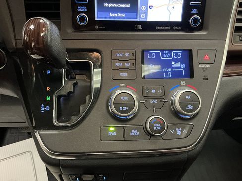 Used 2018 Toyota Sienna Limited Premium w/ Protection Package FWD image 16