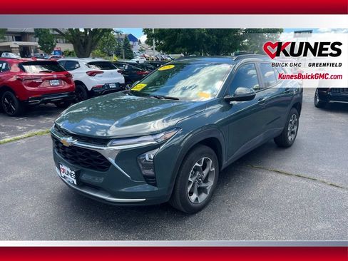 Used 2025 Chevrolet Trax LT FWD image 12