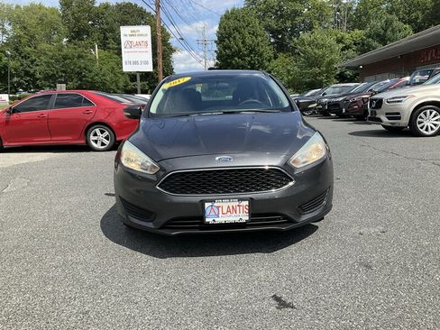 Used 2017 Ford Focus SE FWD image 2