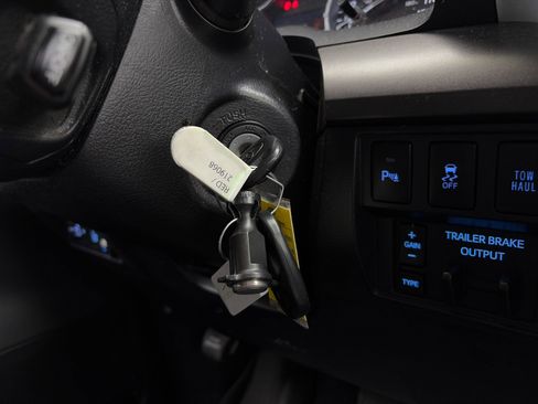 Used 2017 Toyota Tundra SR5 w/ TRD Off Road Package image 33