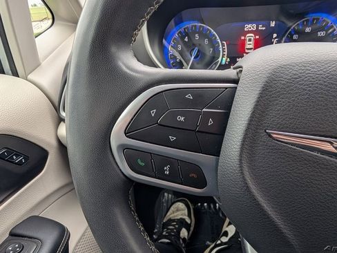 Used 2023 Chrysler Pacifica Touring-L image 14