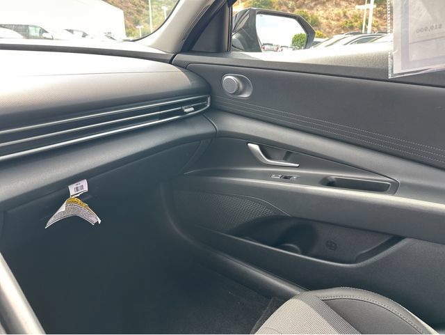 Used 2021 Hyundai Elantra SE FWD image 17