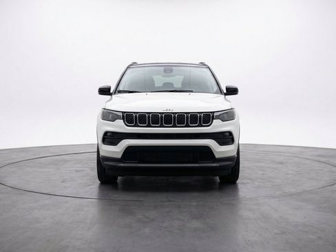 Used 2025 Jeep Compass Limited AWD/4WD image 2