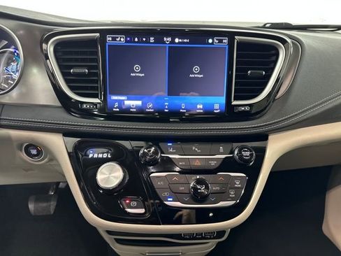 Used 2024 Chrysler Pacifica Select image 21