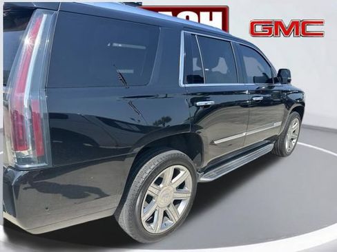 Used 2019 Cadillac Escalade Luxury RWD image 3