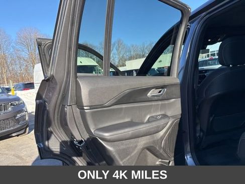 Used 2025 Jeep Grand Cherokee Laredo X image 36