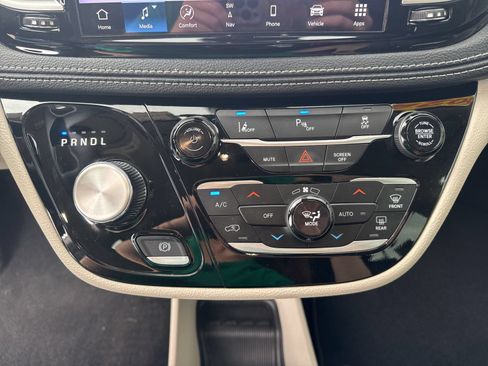 Used 2024 Chrysler Pacifica Limited FWD image 31