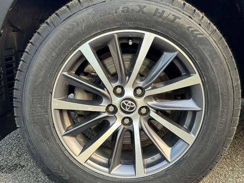 Used 2017 Toyota Highlander XLE FWD image 12