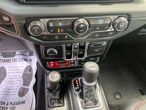 Certified 2025 Jeep Gladiator Rubicon w/ Convenience Group AWD/4WD image 19