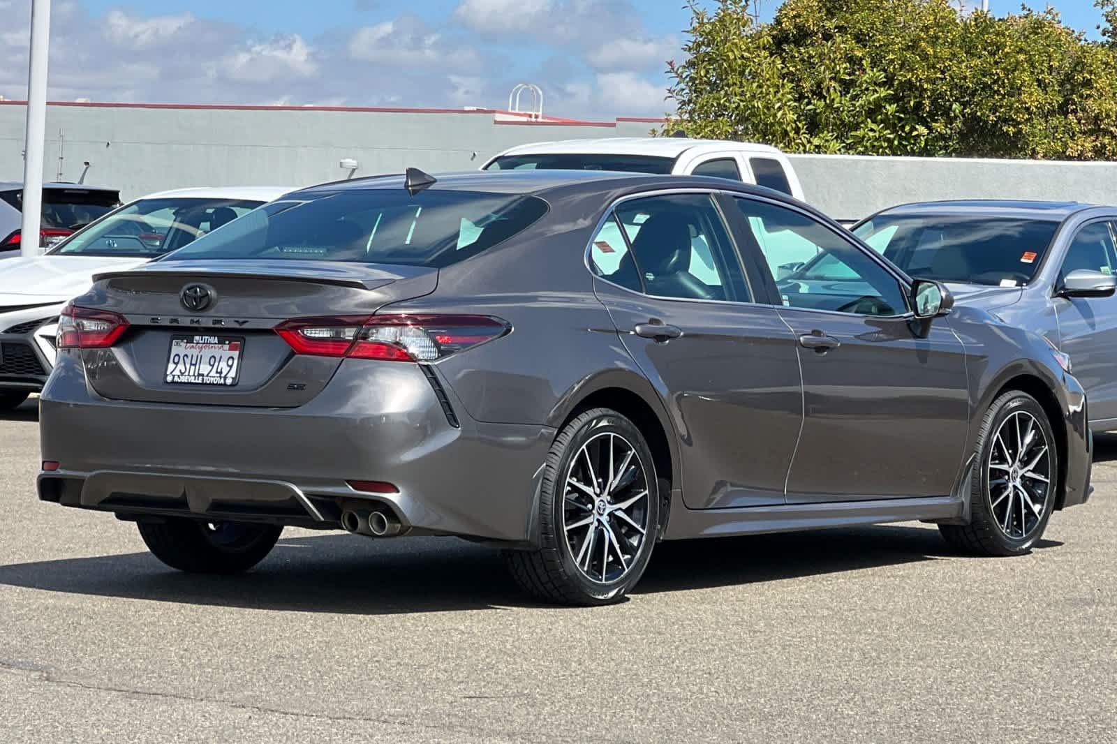 Used 2023 Toyota Camry SE FWD image 2