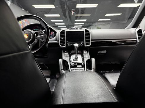 Used 2018 Porsche Cayenne image 40