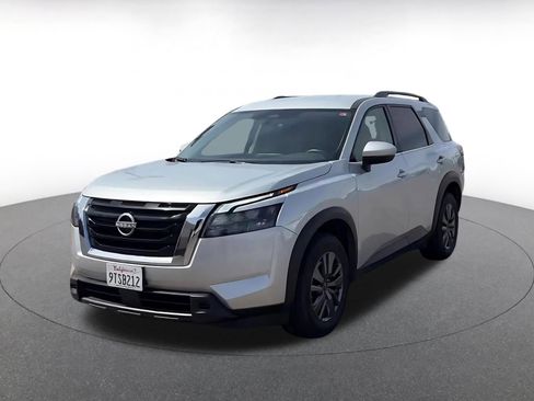Used 2025 Nissan Pathfinder SV image 7