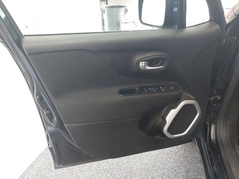Used 2019 Jeep Renegade Latitude w/ Cold Weather Group AWD/4WD image 8