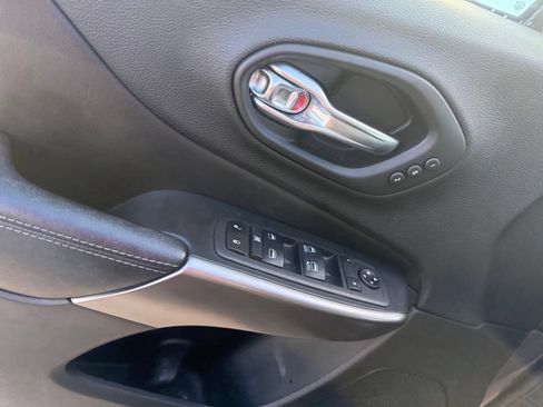 Used 2020 Jeep Cherokee Limited AWD/4WD image 6