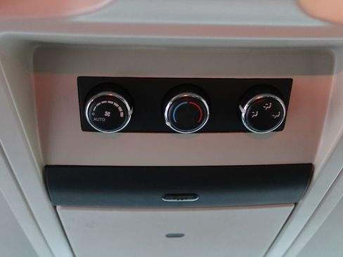 Used 2014 Chrysler Town & Country Touring FWD image 22