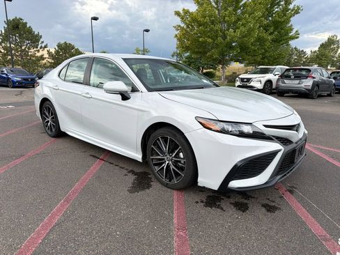 Used 2023 Toyota Camry SE FWD image 3