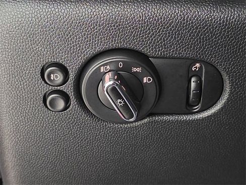 Used 2021 MINI Cooper 4-Door Hardtop w/ 6.5" Touchscreen Package image 25