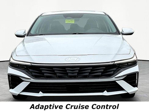 Used 2025 Hyundai Elantra SEL image 2
